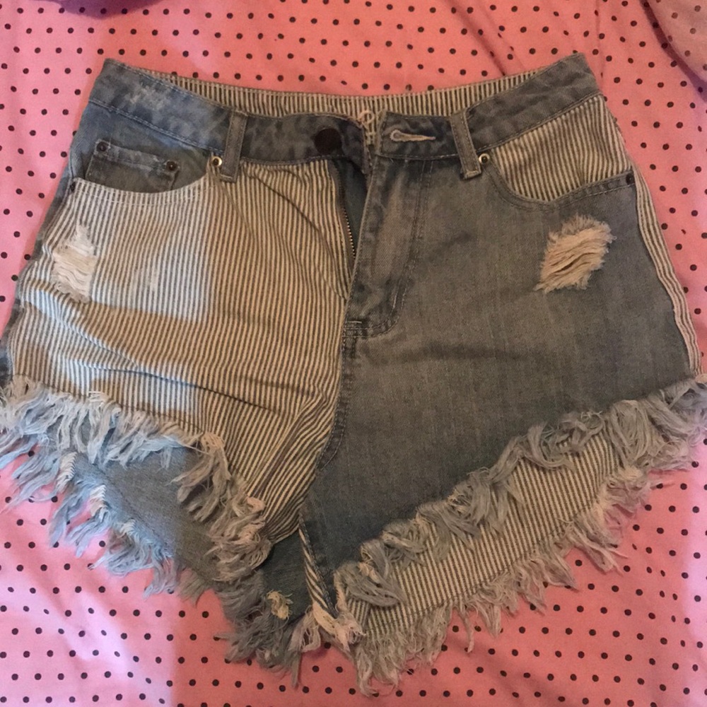 RUE 21 unique distressed jean shorts💙